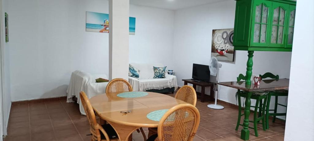 Posedenie v ubytovaní Habitación matrimonial en un bajo baño compartido Areas compartidas