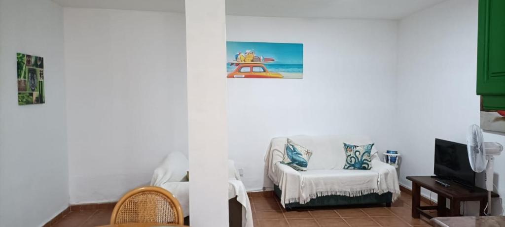 Televízia a/alebo spoločenská miestnosť v ubytovaní Habitación matrimonial en un bajo baño compartido Areas compartidas