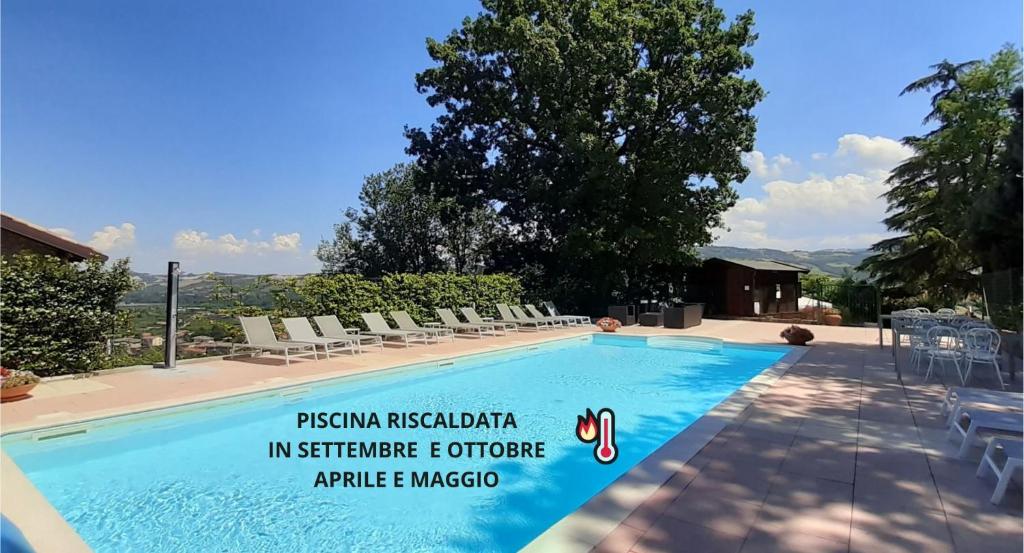 una piscina en una villa con vistas en Castello di Marano sul Panaro - Room & Breakfast, en Marano sul Panaro