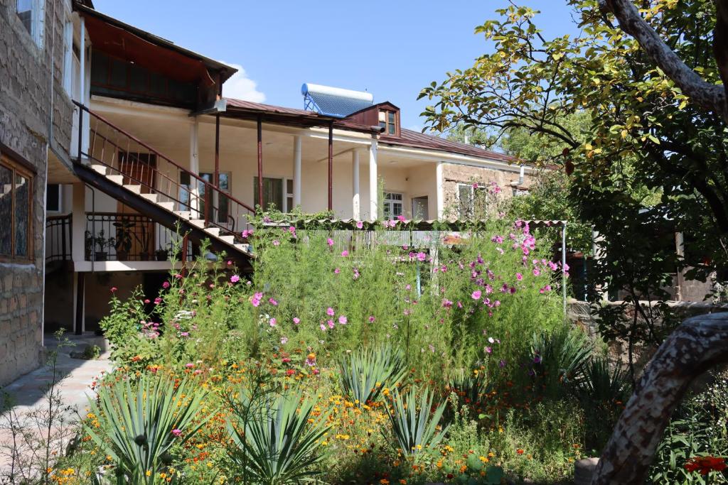 Zahrada ubytování SELINA GUEST HOUSE