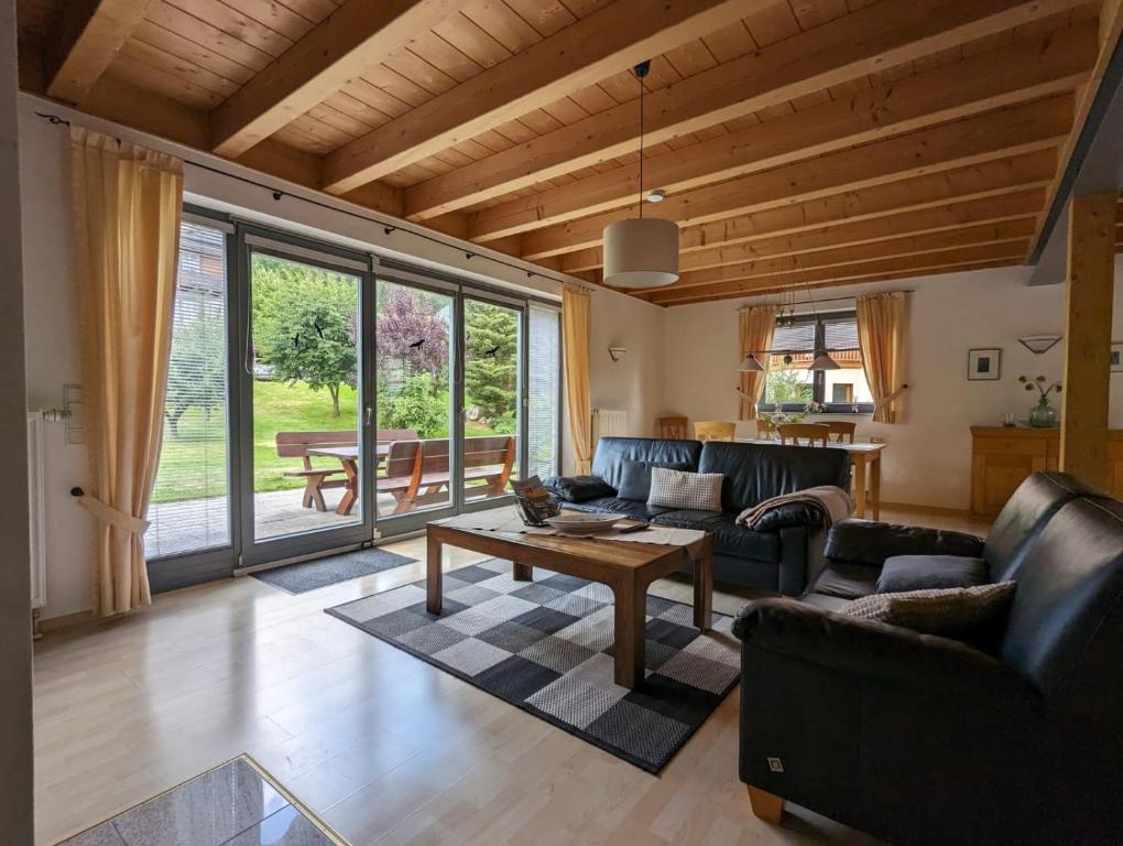 ein Wohnzimmer mit einem Sofa und einem Tisch in der Unterkunft Ferienhaus Ketterer Hinterzarten in Hinterzarten