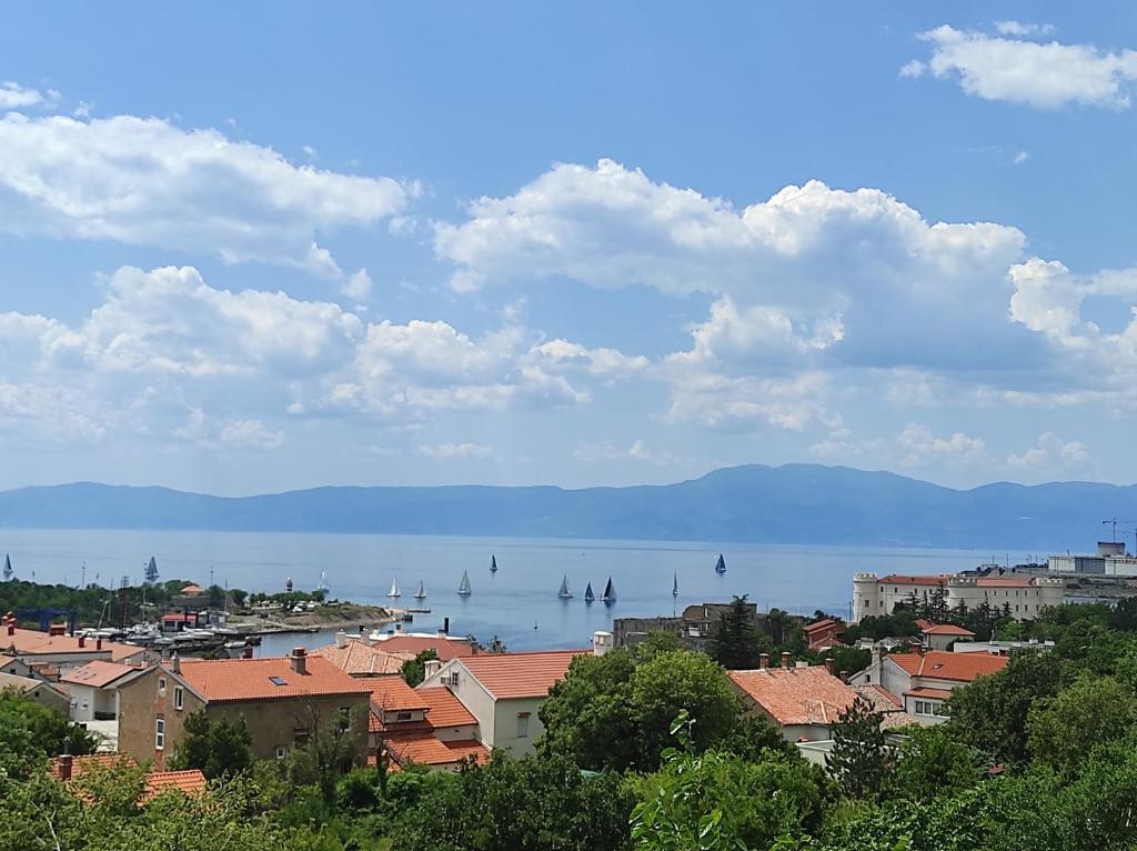 vista su una città con barche in acqua di Apartment Nadalina a Kraljevica (Porto Re)