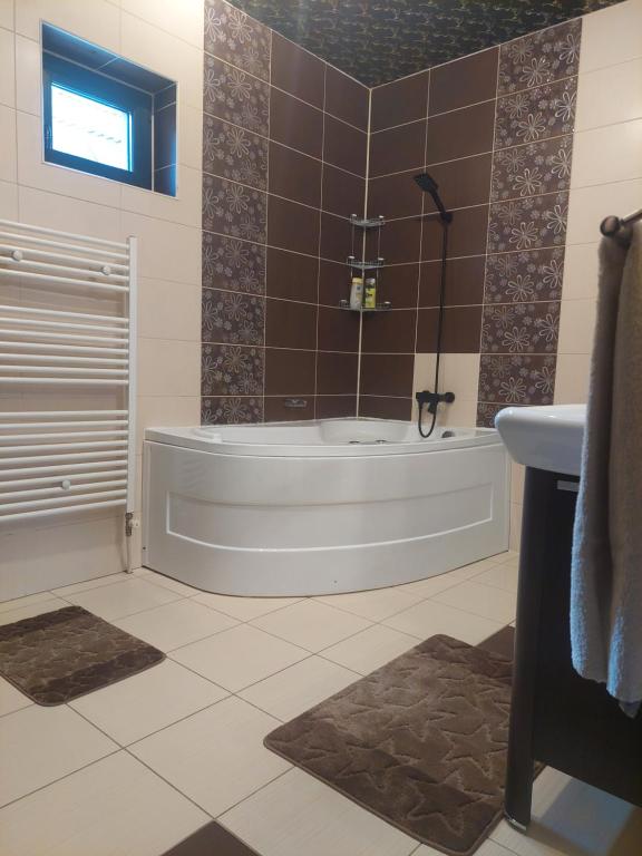 y baño con bañera y lavamanos. en Morrison Apartments en Miercurea-Ciuc