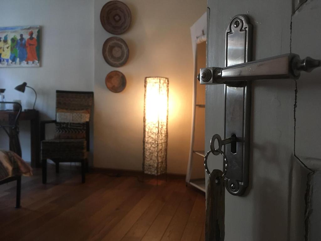 una habitación con una puerta con luz en Bed & Breakfast Sahara en Lüneburg