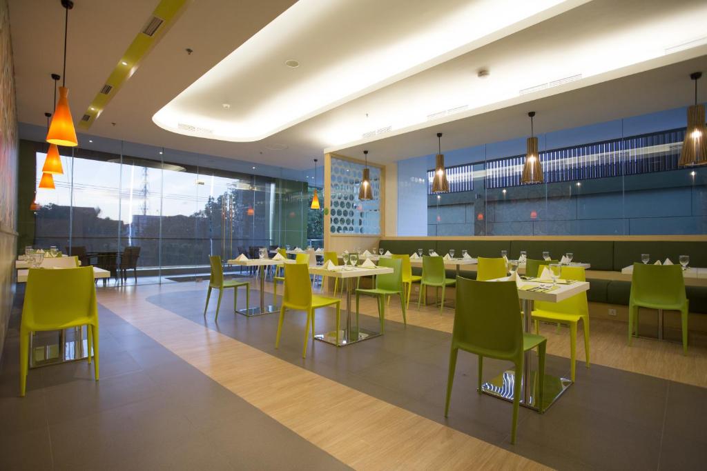 Restaurace v ubytování Zest Jemursari by Swiss-Belhotel International