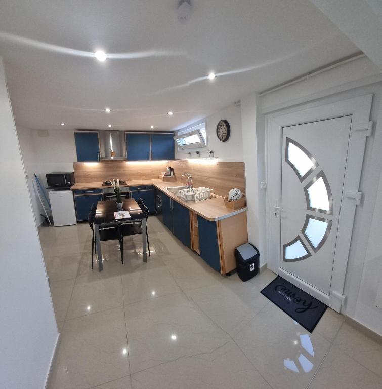 - une vue de tête sur une cuisine avec une table et des chaises dans l'établissement Studio Arena - Groupama stadium Lyon, à Meyzieu