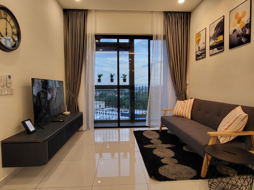 uma sala de estar com um sofá e uma televisão em Sky Trees at AEON Bukit Indah with Netflix and Wifi em Johor Bahru