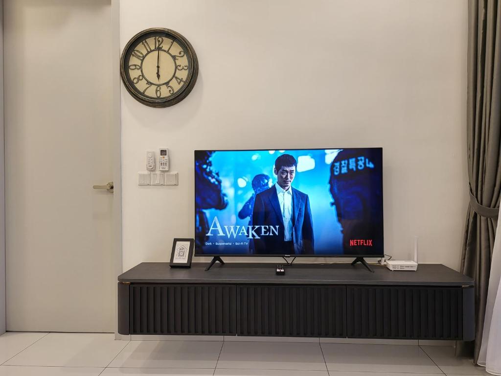 TV a/nebo společenská místnost v ubytování Sky Trees at AEON Bukit Indah with Netflix and Wifi