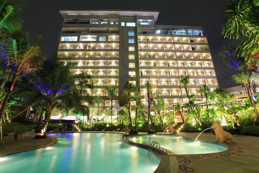 Bazén v ubytování Ijen Suites Resort & Convention nebo v jeho okolí