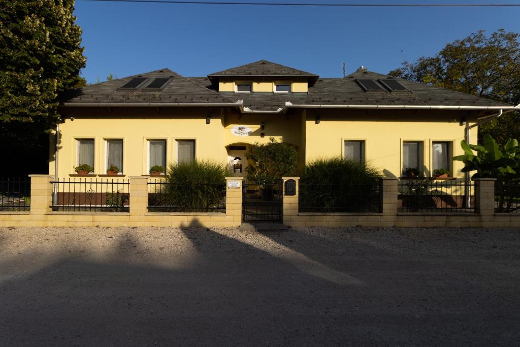 Budova, kde se aparthotel nachází