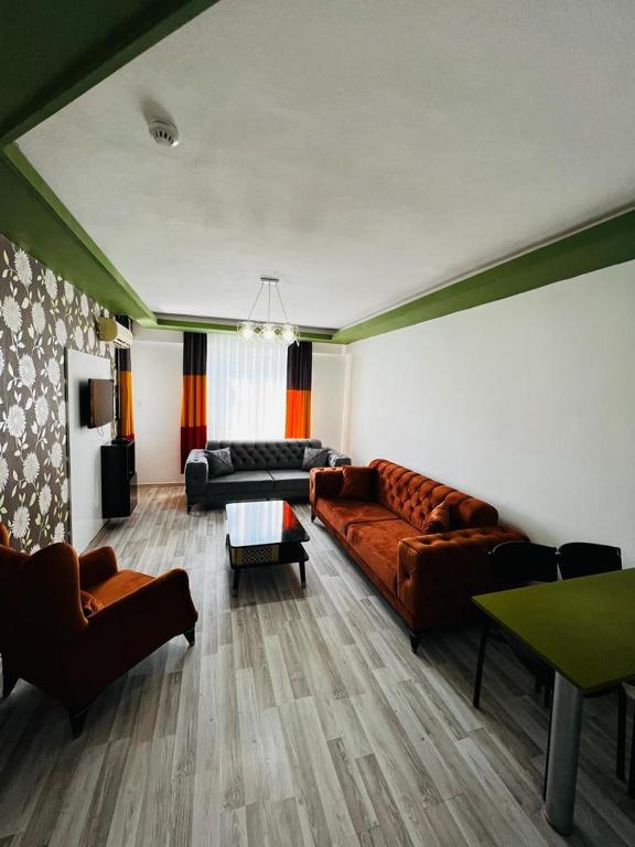 A seating area at Alanya Damlataş Apart