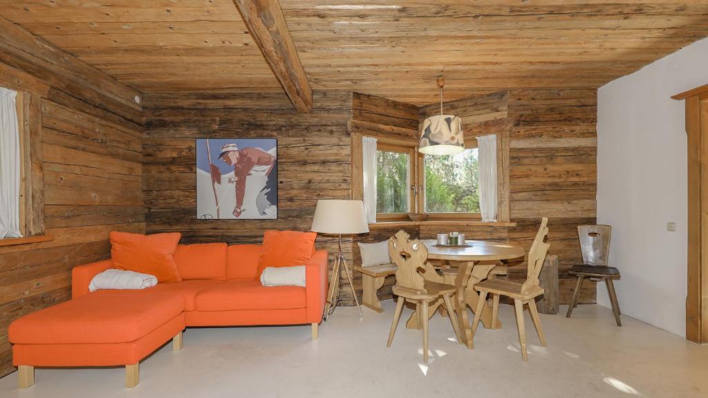 een woonkamer met een bank en een tafel bij Chalet Stockerdörfl Apartment 68m2 by ONE-VILLAS in Kitzbühel