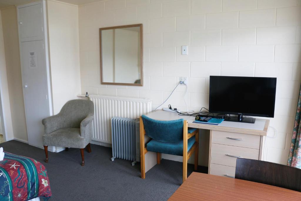 TV a/nebo společenská místnost v ubytování Lakeside Motel