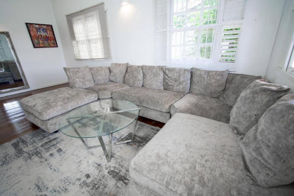 sala de estar con sofá y mesa de cristal en Holiday home en DʼArbeau
