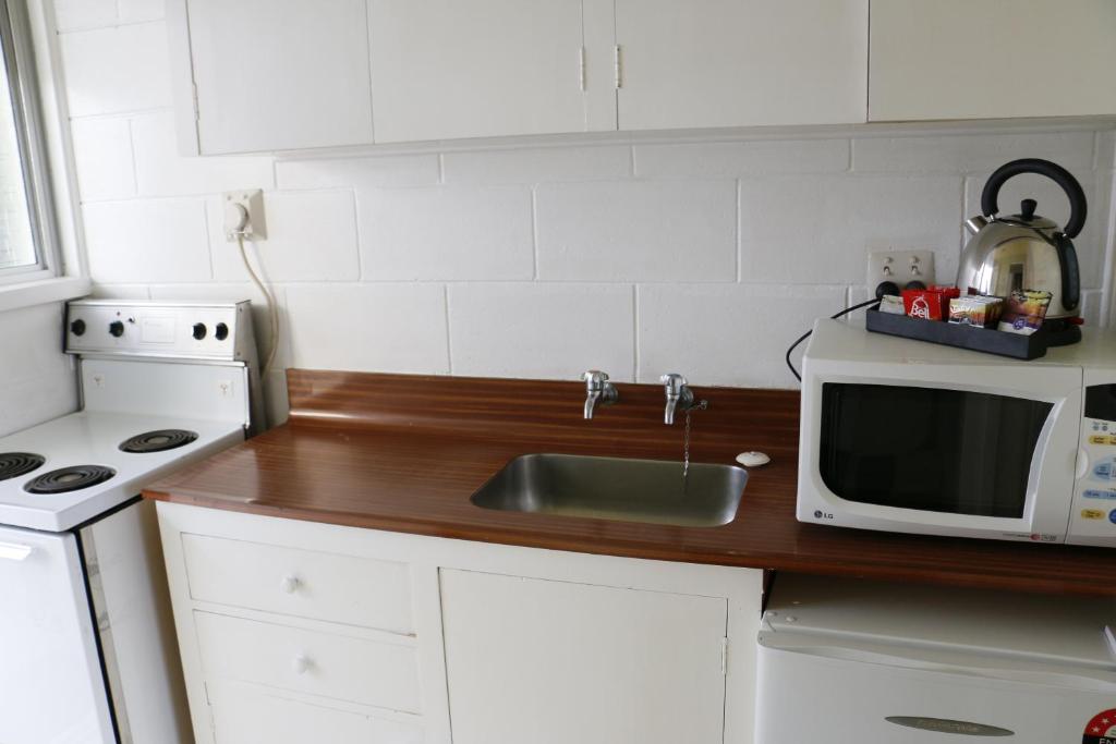 Kuchyň nebo kuchyňský kout v ubytování Lakeside Motel