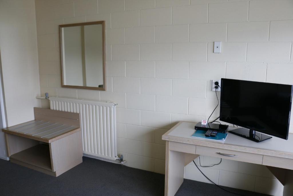 TV a/nebo společenská místnost v ubytování Lakeside Motel