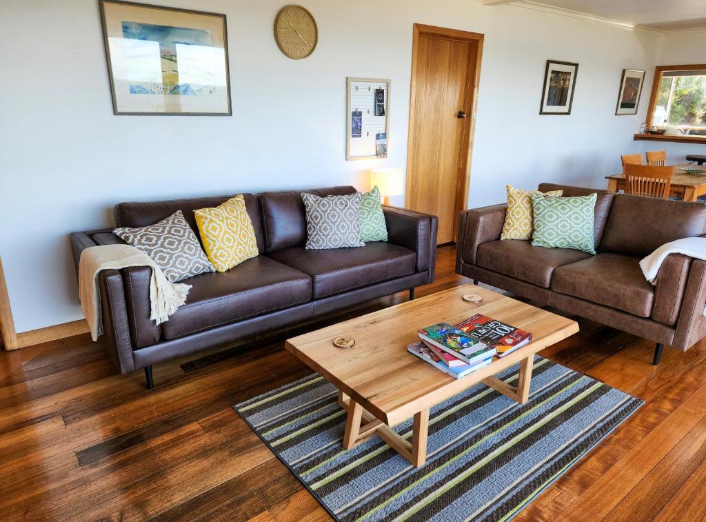 Posezení v ubytování Elevated 3BR, ocean views, pool table, Pirates Bay