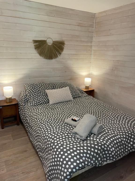 um quarto com uma cama preta e branca com 2 candeeiros em Chambre d'Hôtes du Vieux Collonges em Collonges-au-Mont-dʼOr