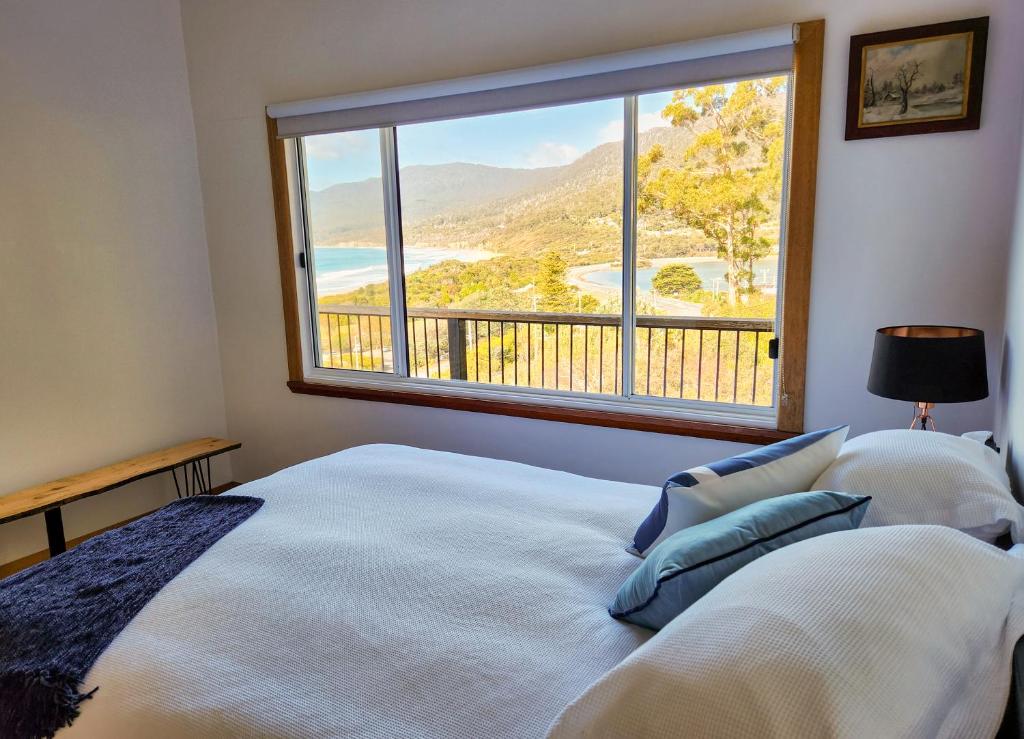 Postel nebo postele na pokoji v ubytování Elevated 3BR, ocean views, pool table, Pirates Bay