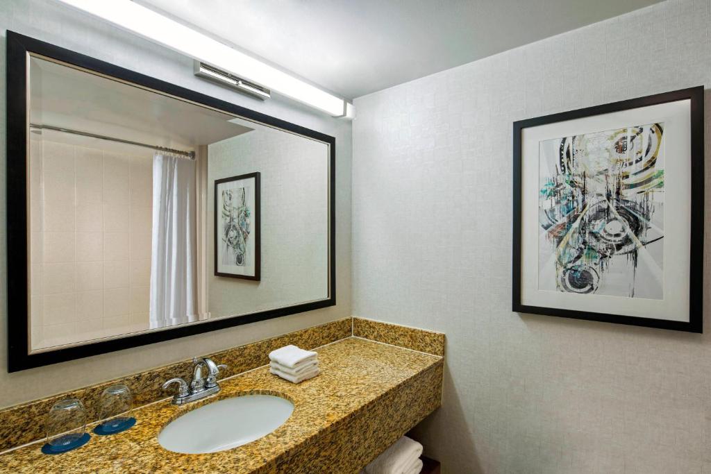 Sheraton West Des Moines - Junior King Suite Met Bankbed