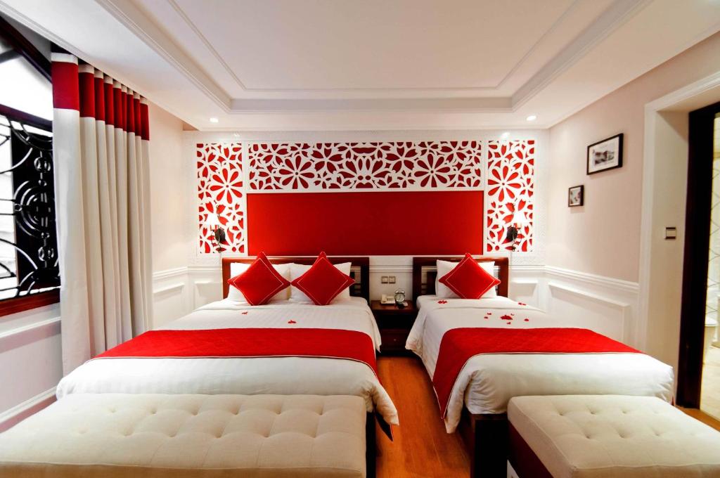 Postel nebo postele na pokoji v ubytování La Beaute De Hanoi Hotel
