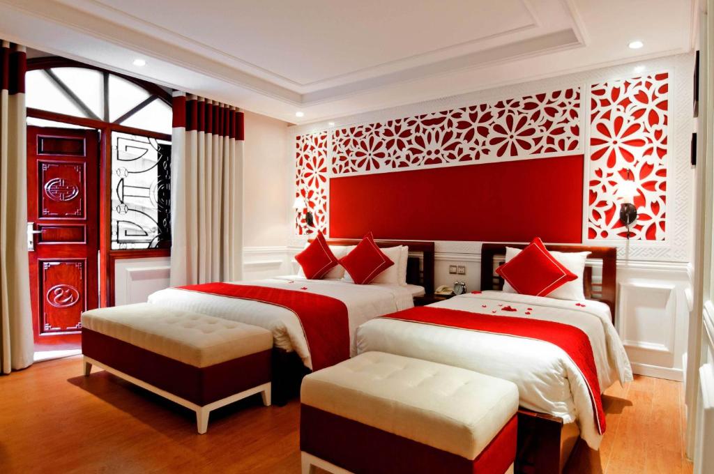 Postel nebo postele na pokoji v ubytování La Beaute De Hanoi Hotel