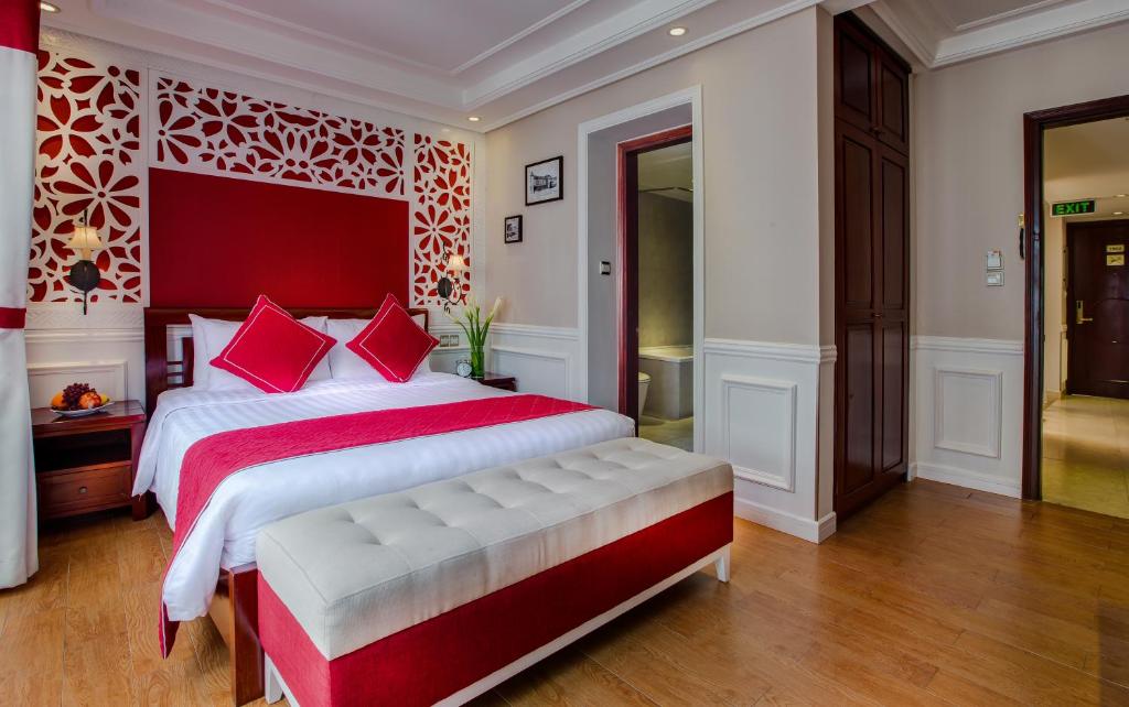 Postel nebo postele na pokoji v ubytování La Beaute De Hanoi Hotel