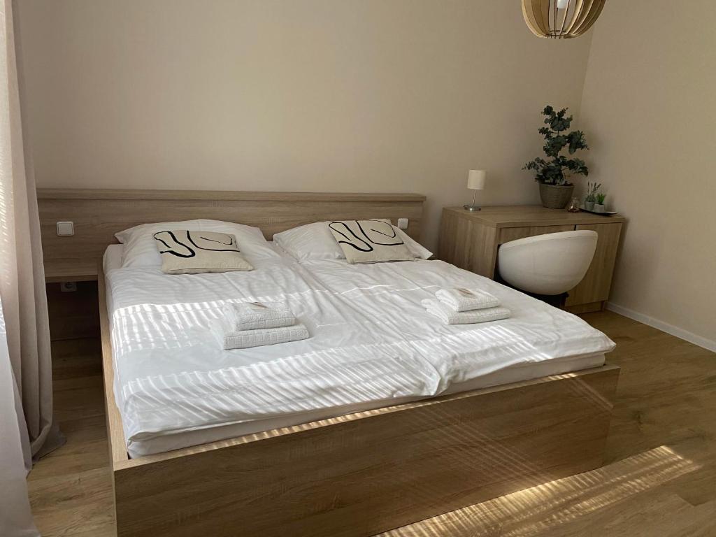 Postel nebo postele na pokoji v ubytování STING Apartments Havířov