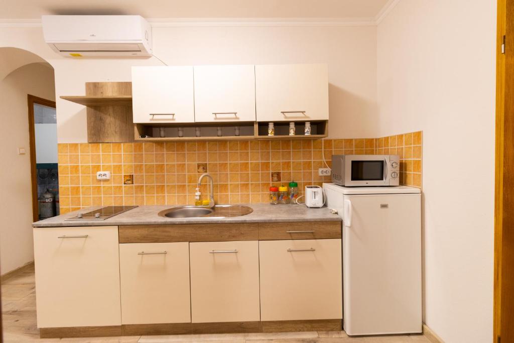 Kuchyň nebo kuchyňský kout v ubytování Szelidi Apartmanok
