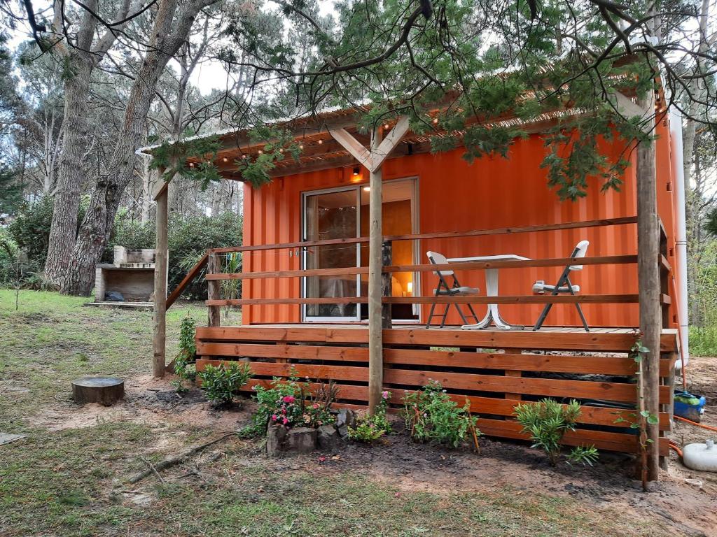 una casetta arancione nel bosco di Helles, modernes Containerhaus a Punta del Este