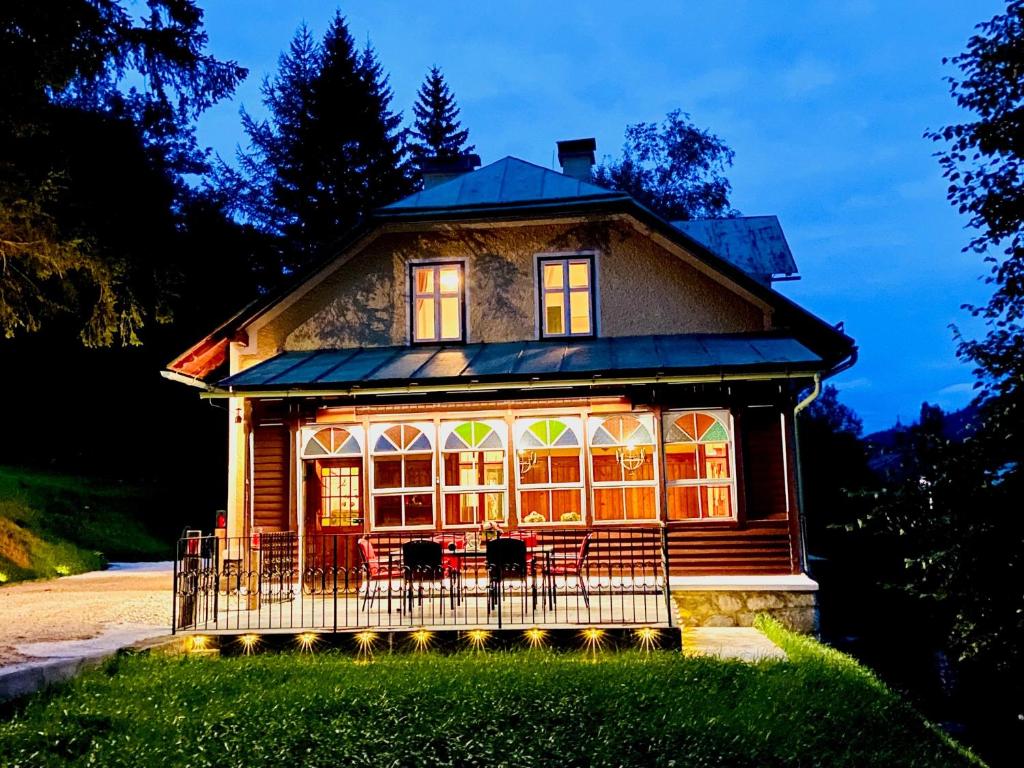 Una casa con luces en la parte delantera. en Mariazeller Alpen Chalet en Mariazell