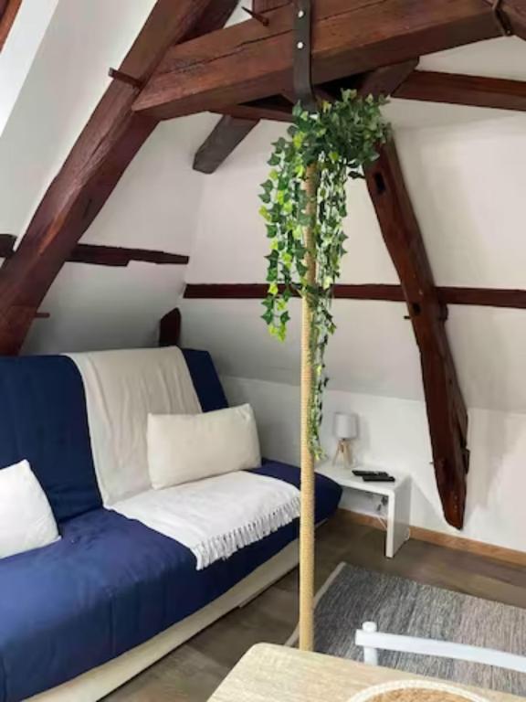 Cette chambre mansardée comprend un lit bleu. dans l'établissement Studio Centre-ville - Tout équipé, à Bourges