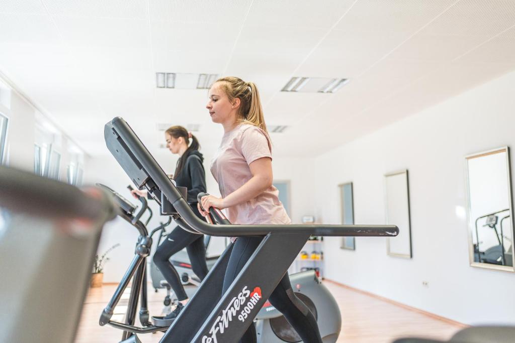 Das Fitnesscenter und/oder die Fitnesseinrichtungen in der Unterkunft Hotel Saigerhöh Wellness Spa Golf Wandern über dem Titisee