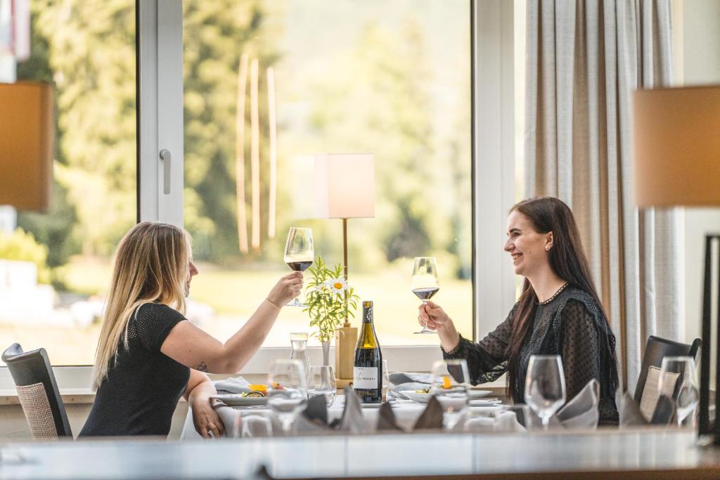 Getränke in der Unterkunft Hotel Saigerhöh Wellness Spa Golf Wandern über dem Titisee