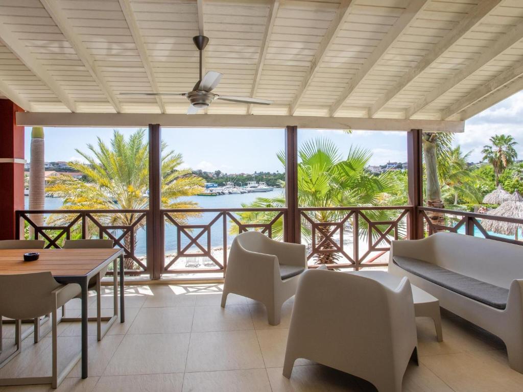 Μπαλκόνι ή βεράντα στο Holiday Home by Sea Willemstad Pool