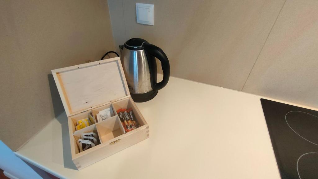 Príslušenstvo na prípravu kávy alebo čaju v ubytovaní FIRST -- Green Żoliborz apartment 3