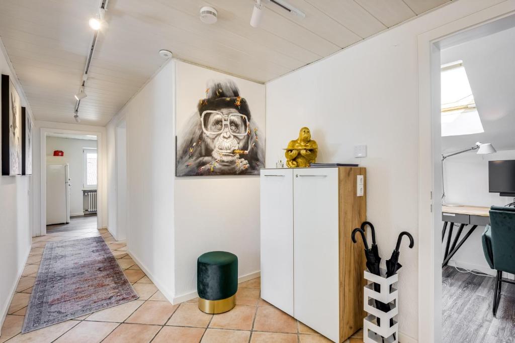 um quarto com uma pintura de um homem usando uma máscara de gás em Monkey Flat 2 Zimmer Wohnung in Vohburg mit Büro em Vohburg an der Donau