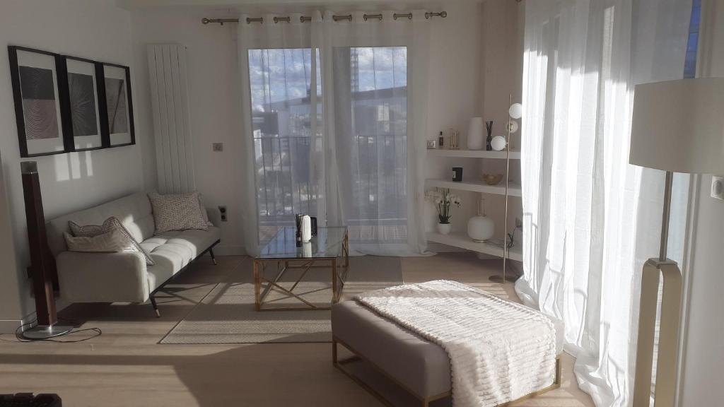 un salon avec un canapé et une fenêtre dans l'établissement Le berlier 13, à Paris