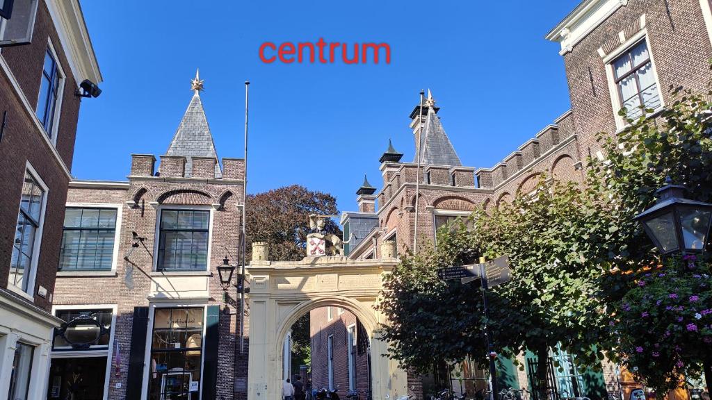 un edificio con dos torres en una calle de la ciudad en mooi leiden en Leiden