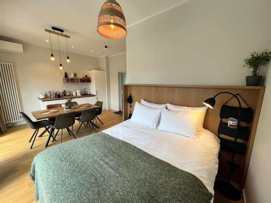 um quarto com uma cama grande e uma sala de jantar em Nice apartment with a balcony by the sea. em Ķesterciems