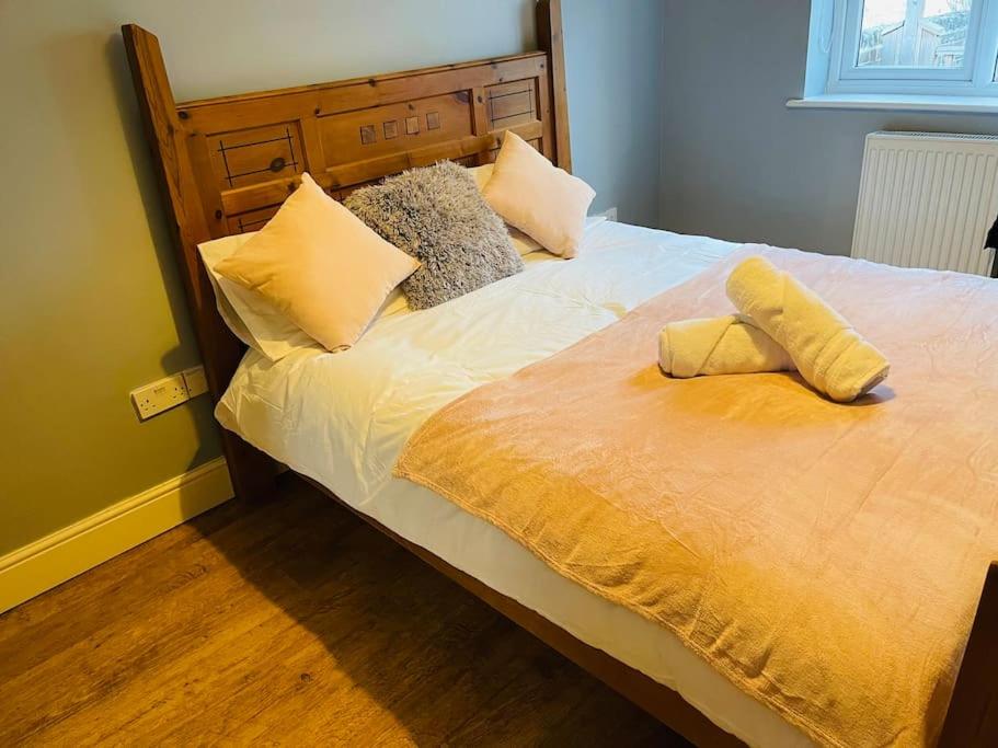 uma cama com duas almofadas em cima em Cosy ground floor apartment em Huntingdon
