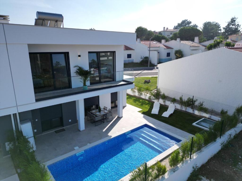 an aerial view of a house with a swimming pool at Beach House by the Lagoon - Piscina Privada in Casal do Narcizo