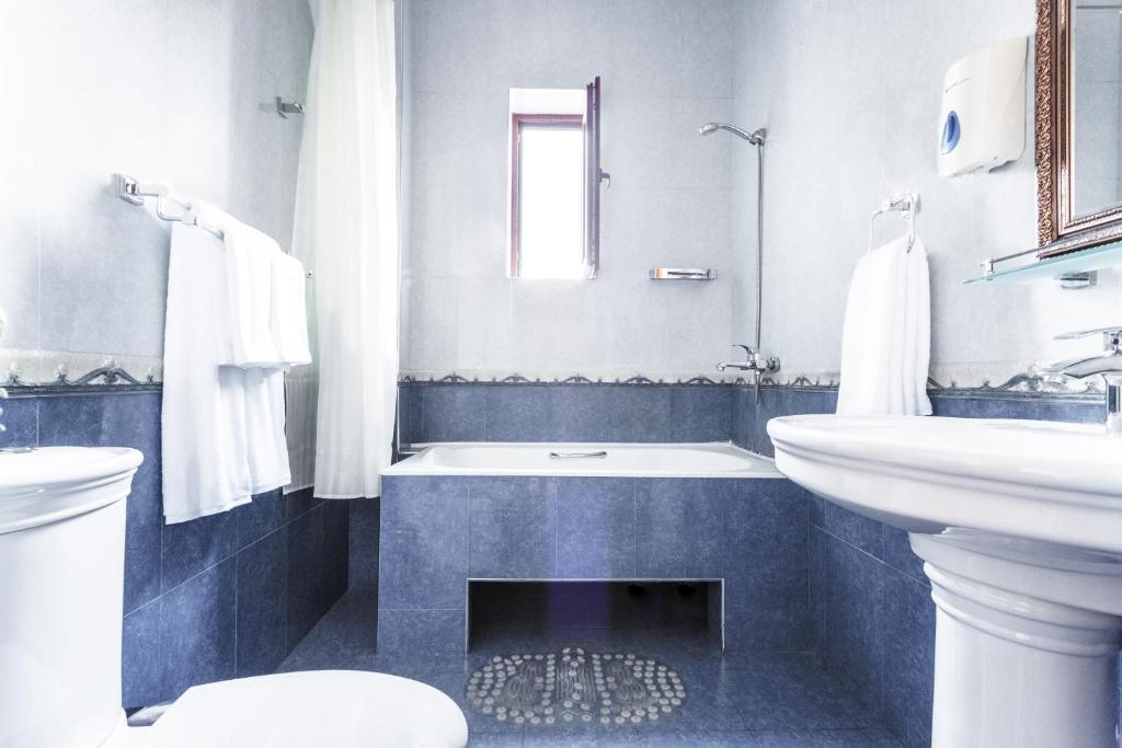 Salle de bains dans l'établissement Western Suites Hotel