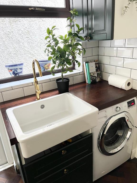 Kuchyň nebo kuchyňský kout v ubytování Luxury Belfast Stay - Townhouse