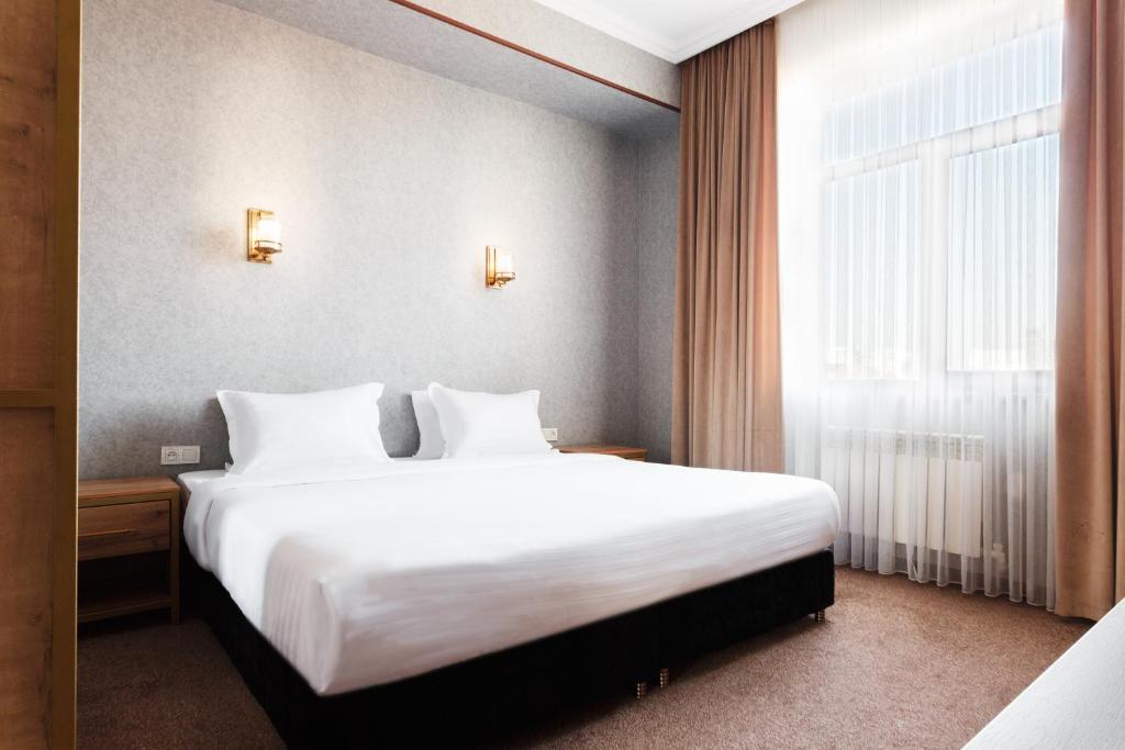 Un ou plusieurs lits dans un hébergement de l'établissement Western Suites Hotel