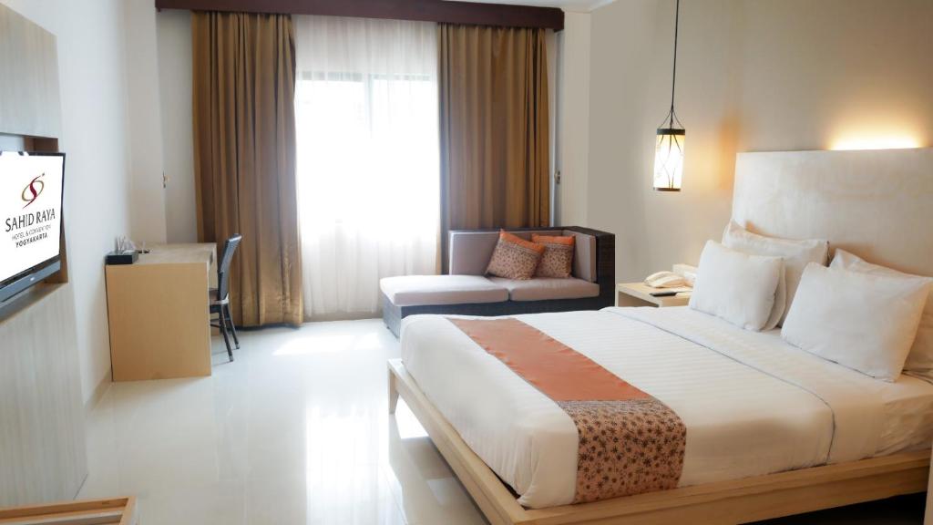 Postel nebo postele na pokoji v ubytování Sahid Raya Hotel & Convention Yogyakarta