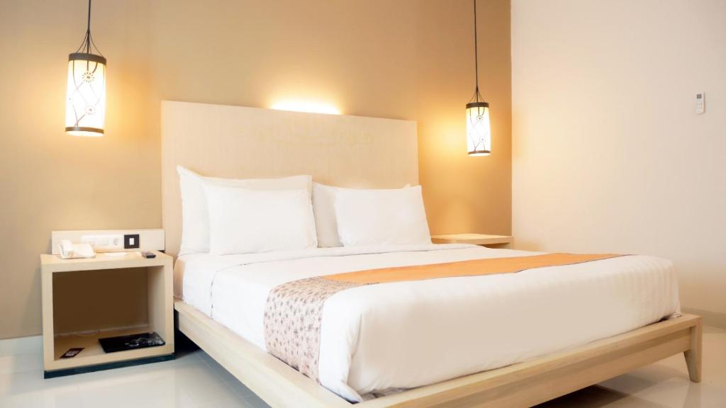 Postel nebo postele na pokoji v ubytování Sahid Raya Hotel & Convention Yogyakarta