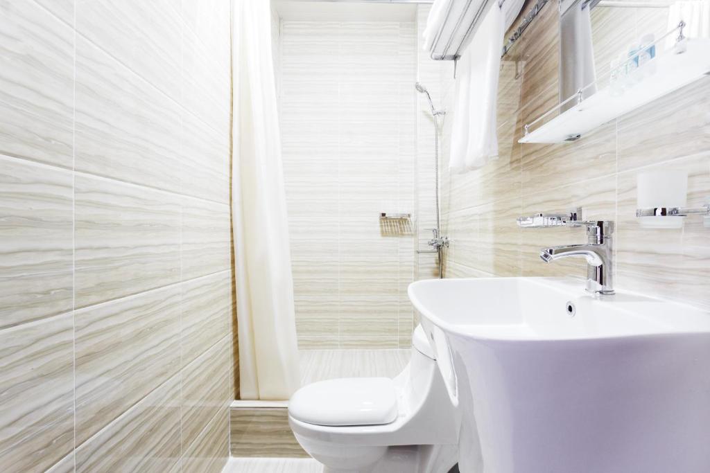 Salle de bains dans l'établissement Western Suites Hotel