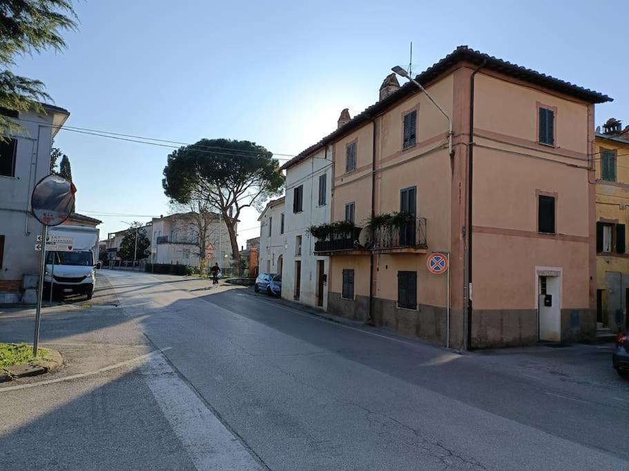 una calle vacía con edificios al lado de la carretera en La Casa di Roby, en Casalina