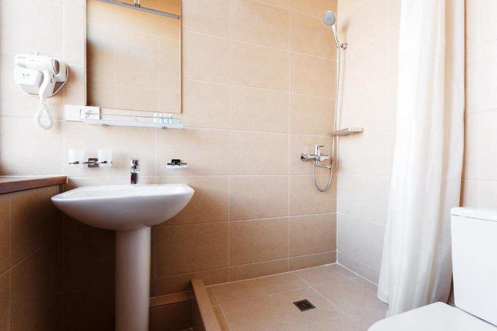 Salle de bains dans l'établissement Western Suites Hotel